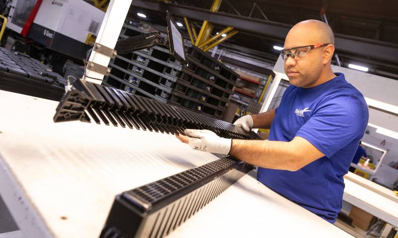 Innowacyjne opakowania o obiegu zamkniętym: Jak Nefab wspiera wiodących producentów OEM z branży motoryzacyjnej w zakresie recyklingu i możliwości ponownego wykorzystania w celu zwiększenia oszczędności kosztów i emisji CO2