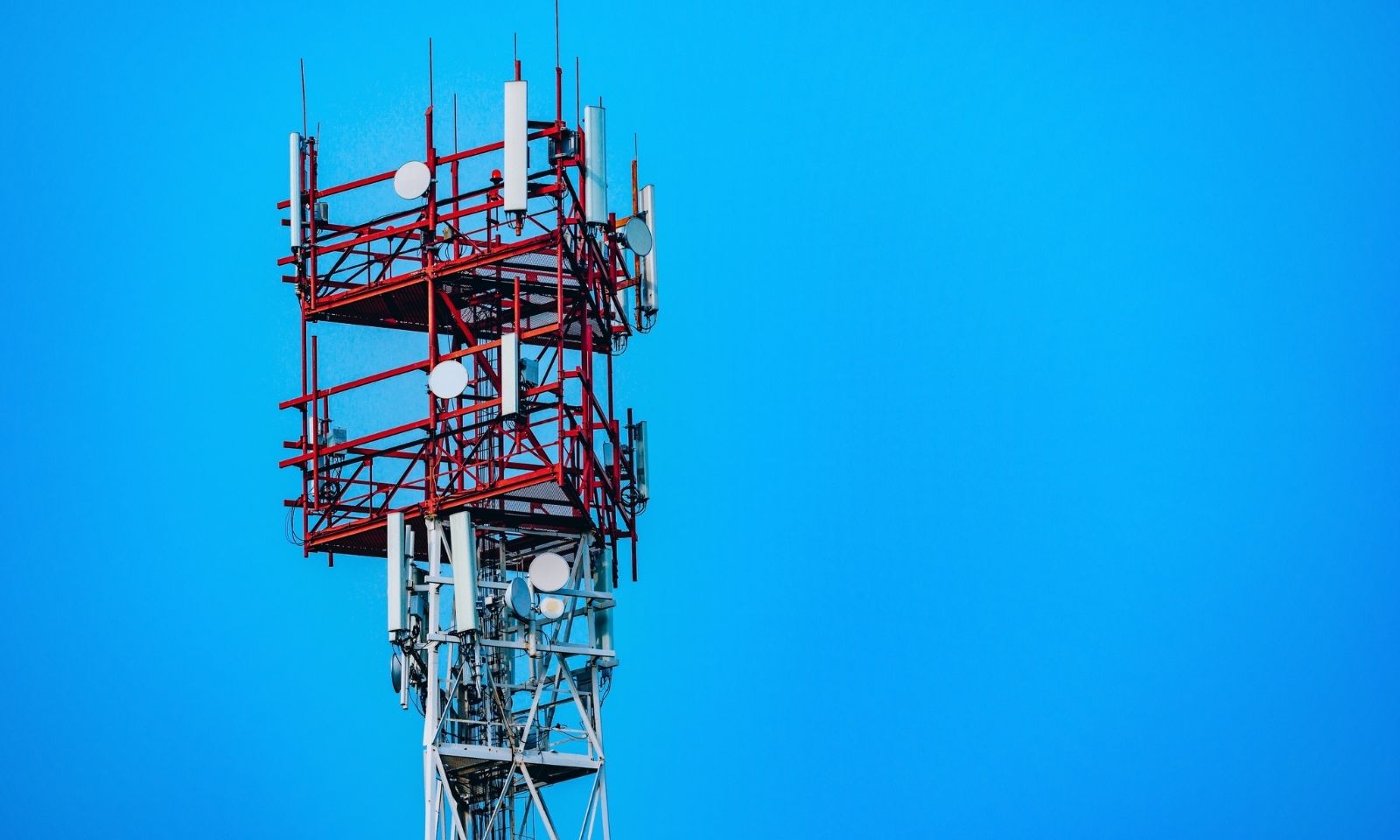 Hvordan slipebeskyttelse holder telekomutstyr pålitelig